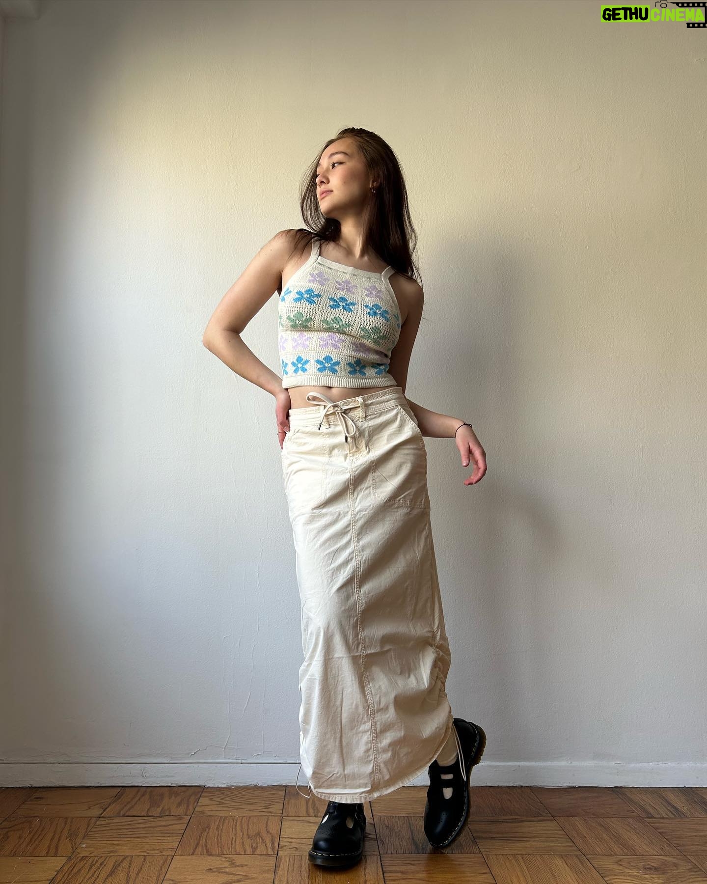 Lola Tung Instagram - the perfect AE summer fits ☀️ @americaneagle #AEpartner