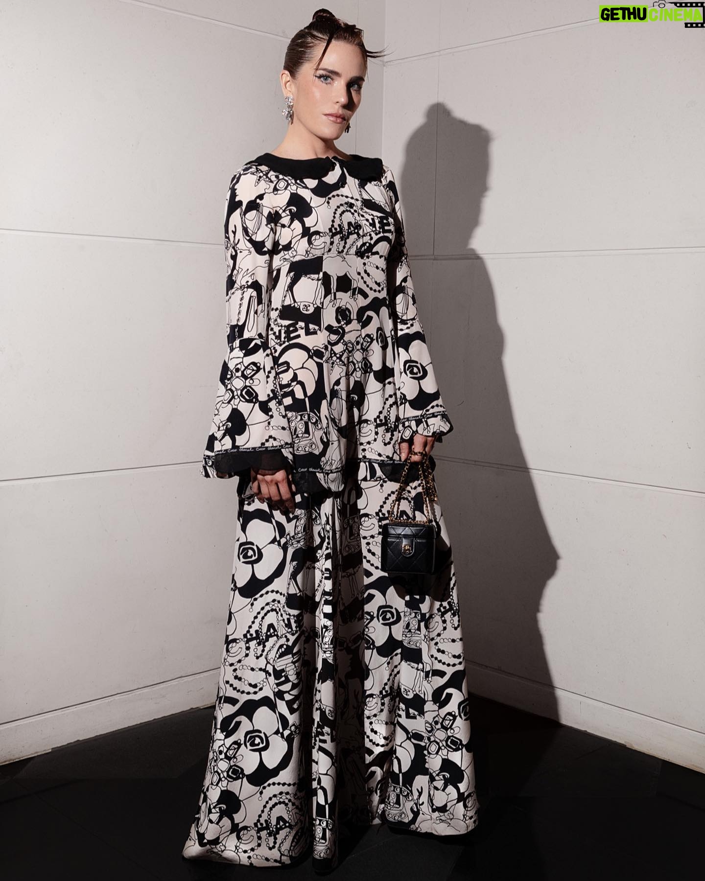 Karla Souza Instagram - Diosas de Plata Glam
Look @chaneloficial
Stylist @danireyesoficial
Makeup @salvadorgonzalezmakeup
Hair @ernestovargas_hair
Pictures/Video @luismeza8
Zapatos @reginaromeromx
#pecime #diosasdeplata #lacaída #karlasouza #salvadorgonzalezmakeup #ernestovargashair #danireyes #reginaromeromx #chanel #chanelmx #chaneloficial