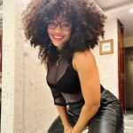 Chelsy García Instagram – La ropa la venden, pero el flow no se compra.🪶

Mi pantalón😍 : @ingridfabulosa23