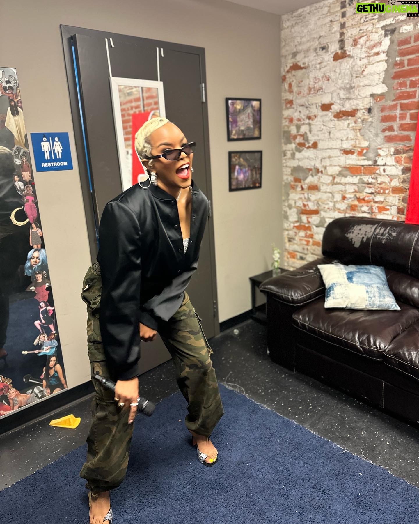 LeToya Luckett Instagram - ✨LAST NIGHT✨
Popped up on the good people of Delaware/ Philly for a surprise performance last night!! A good time was had as we rocked out to some of my R&B faves!! Shout out to @u_me_rnb for having me!! ❤️
✨LAST SWIPE FOR ENERGY✨
Peep the painting in the background by the lovely @cocoacanvas ❤️