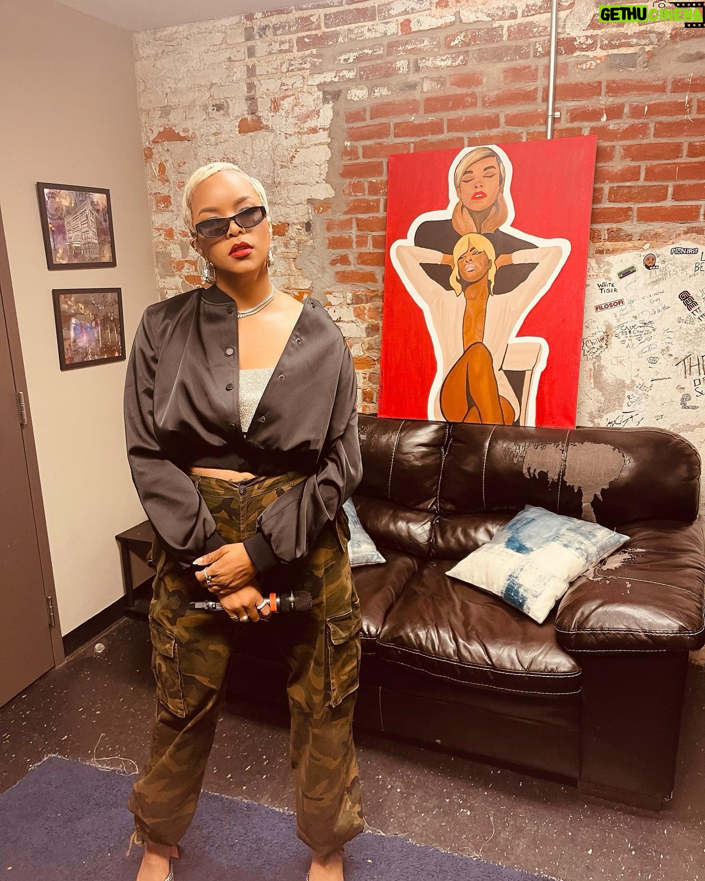 LeToya Luckett Instagram - ✨LAST NIGHT✨
Popped up on the good people of Delaware/ Philly for a surprise performance last night!! A good time was had as we rocked out to some of my R&B faves!! Shout out to @u_me_rnb for having me!! ❤️
✨LAST SWIPE FOR ENERGY✨
Peep the painting in the background by the lovely @cocoacanvas ❤️