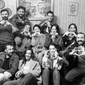 Bensu Soral Instagram - Düştüğümüz en güzel tuzak… 🫶🏽 

Oyuncu arkadaşlarım, yönetmenlerim, senaristlerim, kamera arkasındaki tüm ekibim, değerli yapımcılarımız ve en önemlisi bizi gece gündüz destekleyen güzel kalpler; hepinize çok teşekkür ederim.

“Ben bu evde, aile olmak için kan bağı olmasına gerek olmadığını öğrendim.”

Sizi çok seviyorum ❤️‍🔥