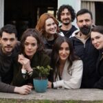 Bensu Soral Instagram - Düştüğümüz en güzel tuzak… 🫶🏽 

Oyuncu arkadaşlarım, yönetmenlerim, senaristlerim, kamera arkasındaki tüm ekibim, değerli yapımcılarımız ve en önemlisi bizi gece gündüz destekleyen güzel kalpler; hepinize çok teşekkür ederim.

“Ben bu evde, aile olmak için kan bağı olmasına gerek olmadığını öğrendim.”

Sizi çok seviyorum ❤️‍🔥