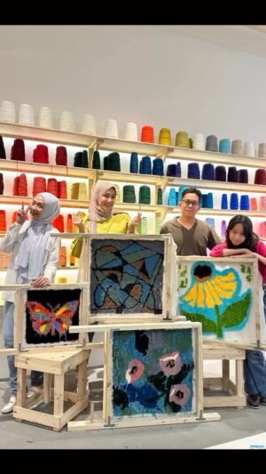 Erra Fazira Instagram - Weekend activity with the same suspects 😁
.
Kami buat carpet pulookkkk 😅 
Standing for almost 4 hours.. sakit tangan, sakit pinggang.. but it worth it!! 😍 .
.
Nasib baik tak dgr kepoyooan  @hhud  buat size L laling @tashaharis .. Kalau tak.. i campak dah pistol tu 🤪🤣🤣