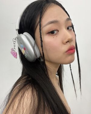 BIBI Instagram - 페스티버에서 선물이 왔어요🥰
이번에 나온 4가지 컨셉의 비비 굿즈!

지금 페스티버에서 제 이야기가 담긴 굿즈를 만나보실 수 있으니 얼른얼른 구경오세요❣️

@festiver_official #페스티버 #festiver #슈피겐 #비비 #BIBI #굿즈