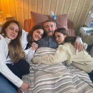Bensu Soral Instagram - Düştüğümüz en güzel tuzak… 🫶🏽 

Oyuncu arkadaşlarım, yönetmenlerim, senaristlerim, kamera arkasındaki tüm ekibim, değerli yapımcılarımız ve en önemlisi bizi gece gündüz destekleyen güzel kalpler; hepinize çok teşekkür ederim.

“Ben bu evde, aile olmak için kan bağı olmasına gerek olmadığını öğrendim.”

Sizi çok seviyorum ❤️‍🔥