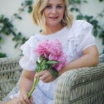 Jessica Capshaw Instagram - A summertime sitting with florals in hand. Very ladylike, I say...