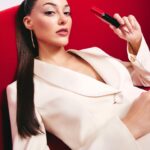 Dilan Çiçek Deniz Instagram - @armanibeauty ile çıktığımız bu güzel yolculuk için çok heyacanlıyım! İşte karşınızda Luminous Silk fondöten, Lip Power ruj ve Eye Tint göz farı 🌻

#Armanibeauty #ArmaniMakeup #LuminousSilk #LipPower #EyeTint