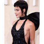 Esmeralda Pimentel Instagram – MONTECRISTO:
Solo tengo palabras de gratitud para este proyecto que me permitió conocer y colaborar con personas tan talentosas, generosas y currantes! 

MONTECRISTO somos todo el equipo delante y detrás de cámaras, la suma de los esfuerzos y visiones coordinadas, todos los departamentos trabajando en conjunto y entregando lo mejor de sí para tener una historia poderosa, entrañable y que te deja con ganas de más.

Gracias @albertoruizrojo por defender mi nombre para que tuviera el privilegio de encarnar a Haydeé. Un personaje que tejimos de la mano, para representar la fuerza de las mujeres. Has sido el mejor capitán que está tripulación pudo tener! 

A mis colegas actores por dejar el corazón todos los días en el set! ✨

A @jesusharodop y equipo por tu ojo y fotografía impecable. 

A @monicavalientej , Miguel Apresa y equipos de maquillaje y vestuario, por diseñar a una Haydeé poderosa, libre, cómoda en su propia piel. 

A @secuoyastudios por los valores de producción y por conformar al mejor equipo de profesionales.! ✨

A @vixoriginals y @movistarplus por ser la casa de nuestra serie. 

A mi equipo @maydelmanager y @getagencia por este sueño hecho realidad. Les 🫶🏼! 

❤️‍🔥✨🦋A mi madre @murguiaesmeralda por enseñarme a expandir mis alas desde niña. Este proyecto lleva tu nombre, mamita! 🦋✨❤️‍🔥

A ustedes por todos sus mensajes de apoyo y reconocimiento a nuestro trabajo. Y por posicionarnos como los #1.