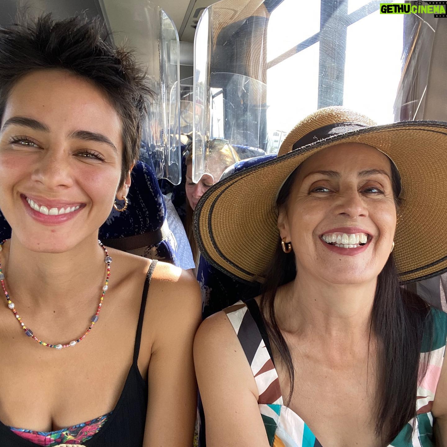 Esmeralda Pimentel Instagram - El amor de mi vida: MI MADRE ✨
Gracias mami @murguiaesmeralda por nuestra familia, por todo lo que tuviste que atravesar sola para sacar 5 hijos adelante.
Siempre me permitiste explorar el mundo y llevar mi curiosidad hasta las últimas consecuencias. Aun así, tus brazos siempre estaban abiertos y tus oídos atentos a escucharme sin juicio y dejarme ser.
Se que la única manera de devolverte todo lo que has hecho por nosotros, es siendo la mejor mujer que puedo ser.
🦋
TE AMO, MADRE