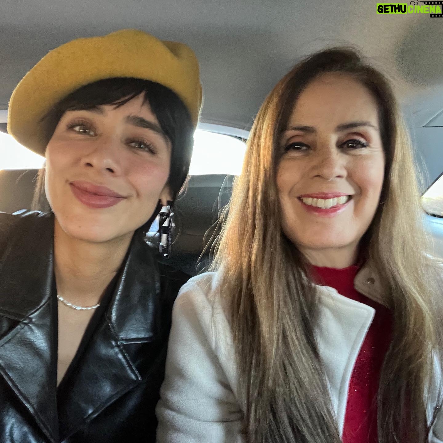Esmeralda Pimentel Instagram - El amor de mi vida: MI MADRE ✨
Gracias mami @murguiaesmeralda por nuestra familia, por todo lo que tuviste que atravesar sola para sacar 5 hijos adelante.
Siempre me permitiste explorar el mundo y llevar mi curiosidad hasta las últimas consecuencias. Aun así, tus brazos siempre estaban abiertos y tus oídos atentos a escucharme sin juicio y dejarme ser.
Se que la única manera de devolverte todo lo que has hecho por nosotros, es siendo la mejor mujer que puedo ser.
🦋
TE AMO, MADRE