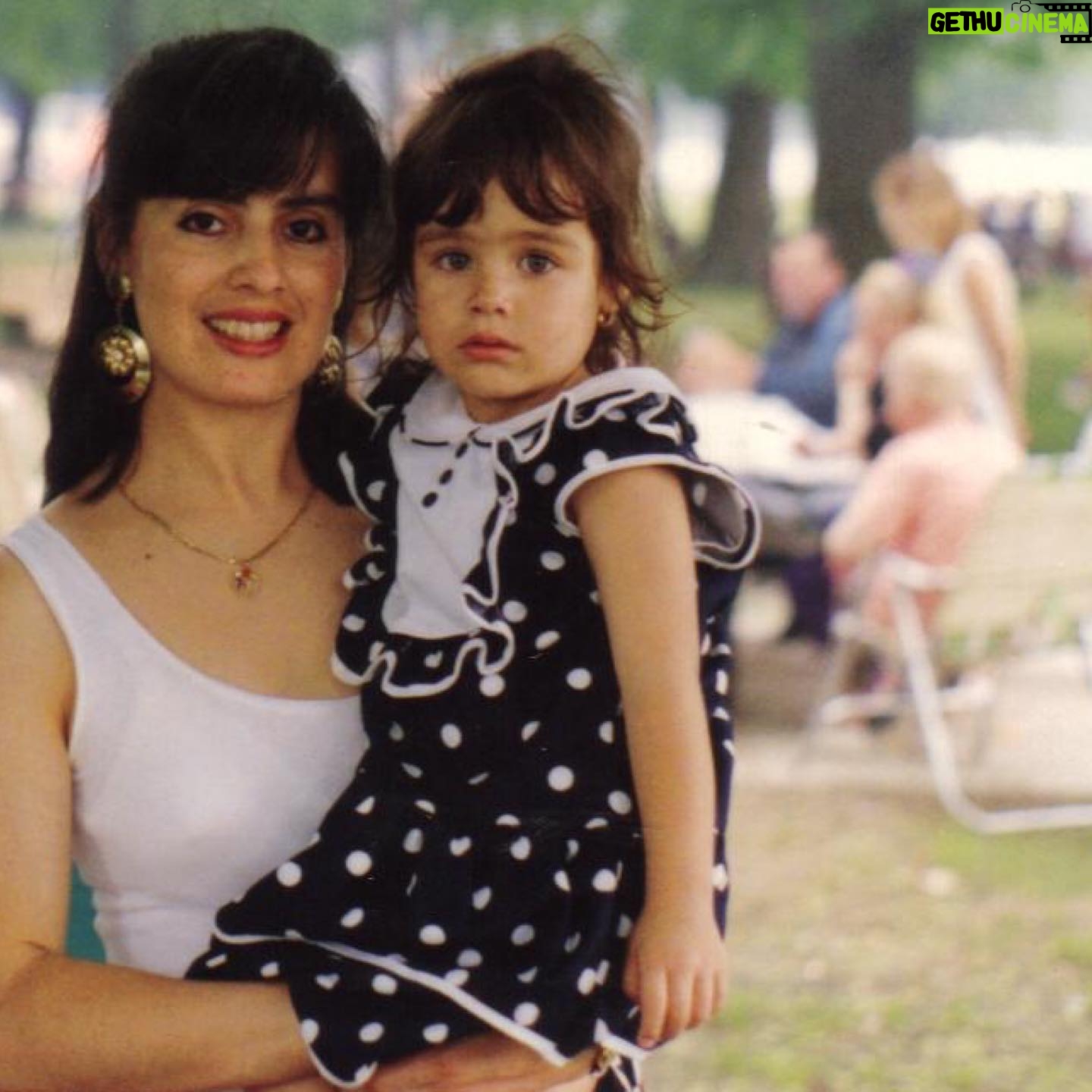 Esmeralda Pimentel Instagram - El amor de mi vida: MI MADRE ✨
Gracias mami @murguiaesmeralda por nuestra familia, por todo lo que tuviste que atravesar sola para sacar 5 hijos adelante.
Siempre me permitiste explorar el mundo y llevar mi curiosidad hasta las últimas consecuencias. Aun así, tus brazos siempre estaban abiertos y tus oídos atentos a escucharme sin juicio y dejarme ser.
Se que la única manera de devolverte todo lo que has hecho por nosotros, es siendo la mejor mujer que puedo ser.
🦋
TE AMO, MADRE
