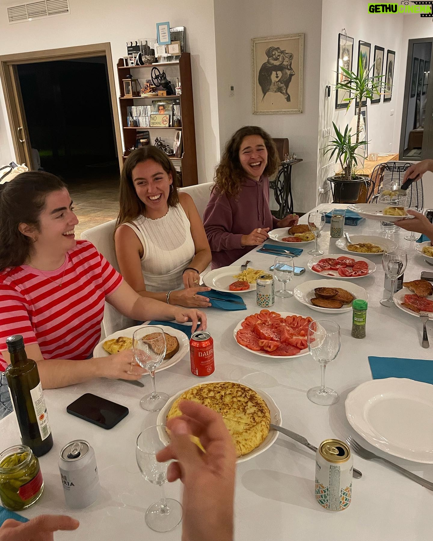 Georgina Amorós Instagram - 25 en familia y bailando🐥❣️