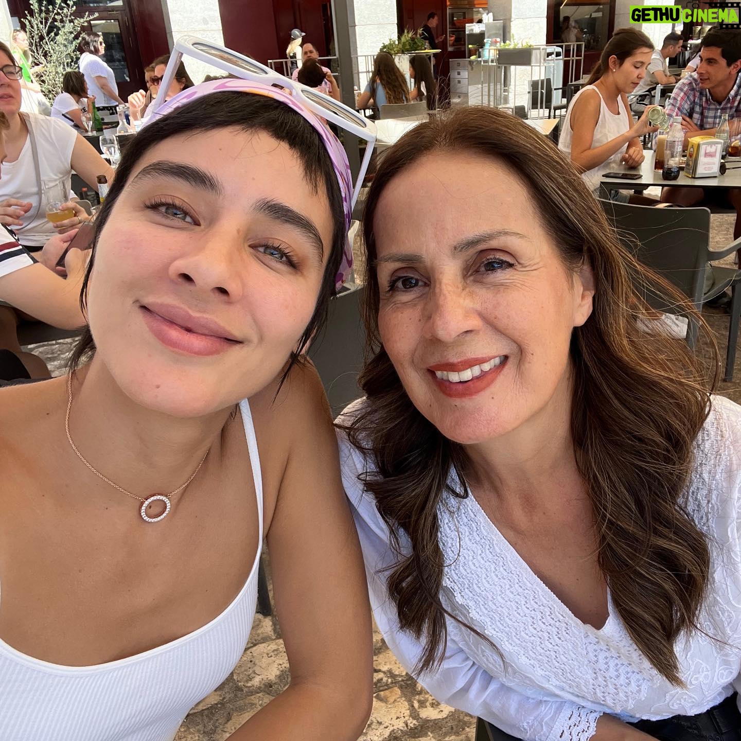 Esmeralda Pimentel Instagram - El amor de mi vida: MI MADRE ✨
Gracias mami @murguiaesmeralda por nuestra familia, por todo lo que tuviste que atravesar sola para sacar 5 hijos adelante.
Siempre me permitiste explorar el mundo y llevar mi curiosidad hasta las últimas consecuencias. Aun así, tus brazos siempre estaban abiertos y tus oídos atentos a escucharme sin juicio y dejarme ser.
Se que la única manera de devolverte todo lo que has hecho por nosotros, es siendo la mejor mujer que puedo ser.
🦋
TE AMO, MADRE