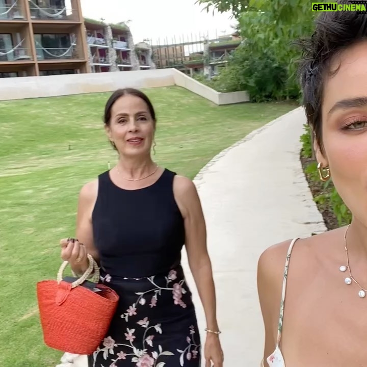 Esmeralda Pimentel Instagram - El amor de mi vida: MI MADRE ✨
Gracias mami @murguiaesmeralda por nuestra familia, por todo lo que tuviste que atravesar sola para sacar 5 hijos adelante.
Siempre me permitiste explorar el mundo y llevar mi curiosidad hasta las últimas consecuencias. Aun así, tus brazos siempre estaban abiertos y tus oídos atentos a escucharme sin juicio y dejarme ser.
Se que la única manera de devolverte todo lo que has hecho por nosotros, es siendo la mejor mujer que puedo ser.
🦋
TE AMO, MADRE