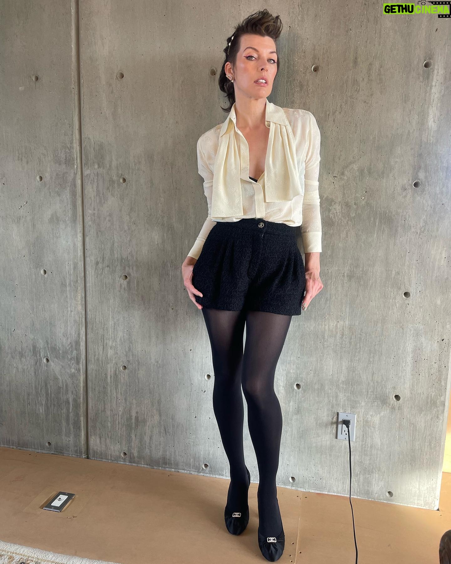 Milla Jovovich Instagram - Had so much fun going to the @chanelofficial show! Catch the whole experience in my stories and thank you to my amazing glam squad:
Make up: @hollysilius
Hair: @hairbycandicebirns
Chanel hair piece: @laetitiacrahay ❤️❤️❤️