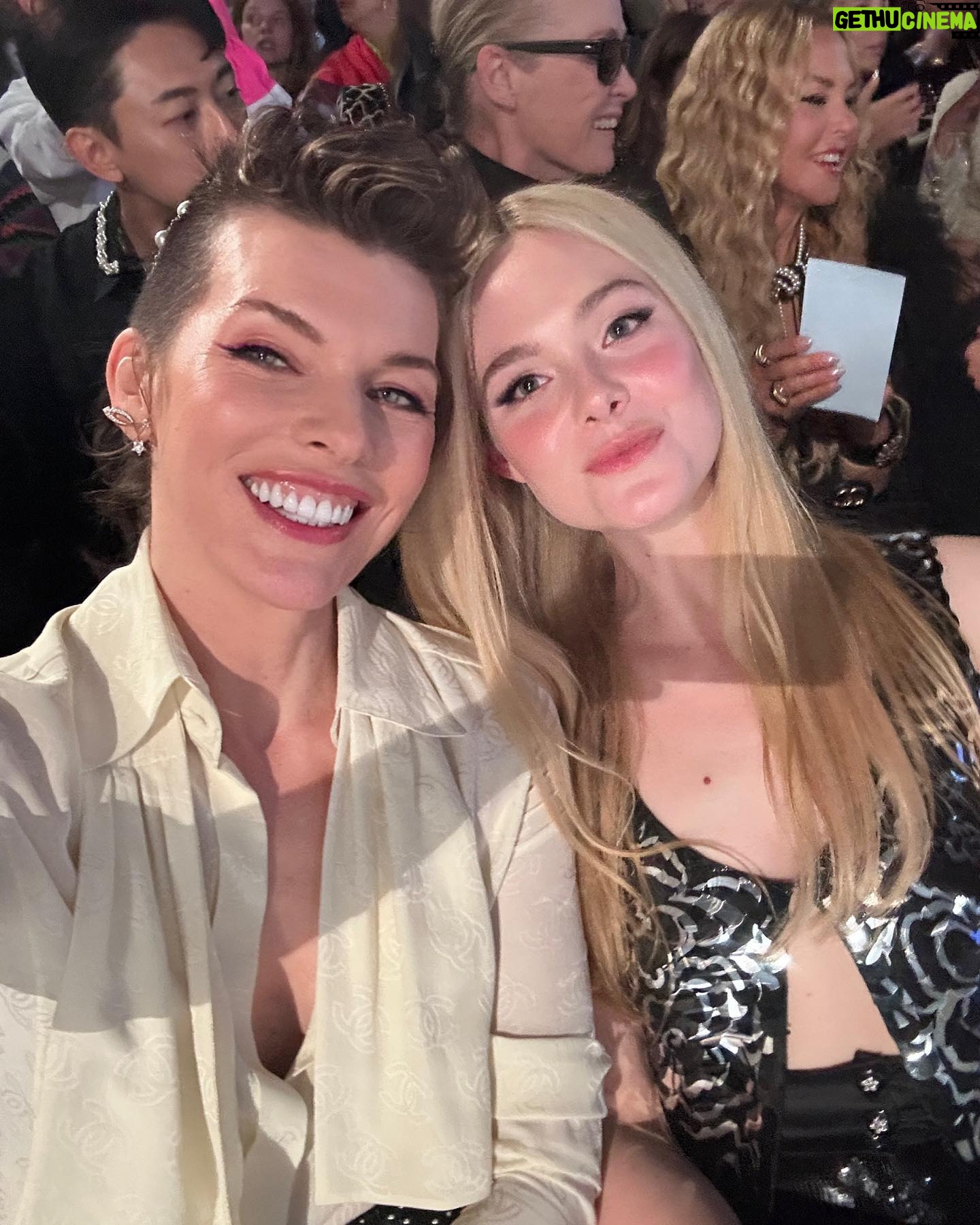 Milla Jovovich Instagram - Had so much fun going to the @chanelofficial show! Catch the whole experience in my stories and thank you to my amazing glam squad:
Make up: @hollysilius
Hair: @hairbycandicebirns
Chanel hair piece: @laetitiacrahay ❤️❤️❤️