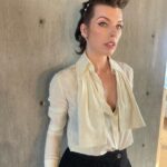 Milla Jovovich Instagram - Had so much fun going to the  @chanelofficial show! Catch the whole experience in my stories and thank you to my amazing glam squad:
Make up: @hollysilius 
Hair: @hairbycandicebirns 
Chanel hair piece: @laetitiacrahay ❤️❤️❤️