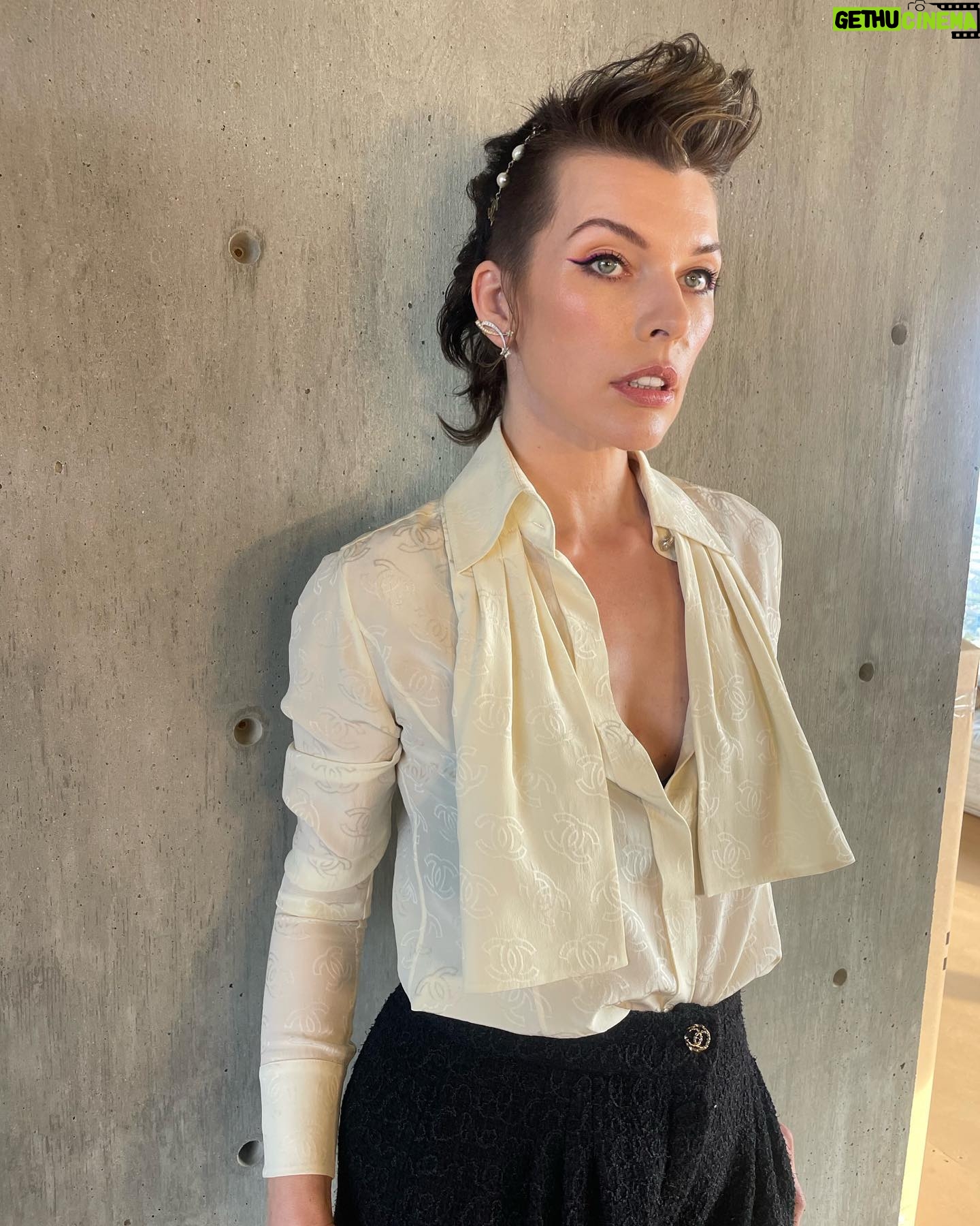 Milla Jovovich Instagram - Had so much fun going to the @chanelofficial show! Catch the whole experience in my stories and thank you to my amazing glam squad:
Make up: @hollysilius
Hair: @hairbycandicebirns
Chanel hair piece: @laetitiacrahay ❤️❤️❤️