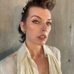 Milla Jovovich Instagram - Had so much fun going to the  @chanelofficial show! Catch the whole experience in my stories and thank you to my amazing glam squad:
Make up: @hollysilius 
Hair: @hairbycandicebirns 
Chanel hair piece: @laetitiacrahay ❤️❤️❤️