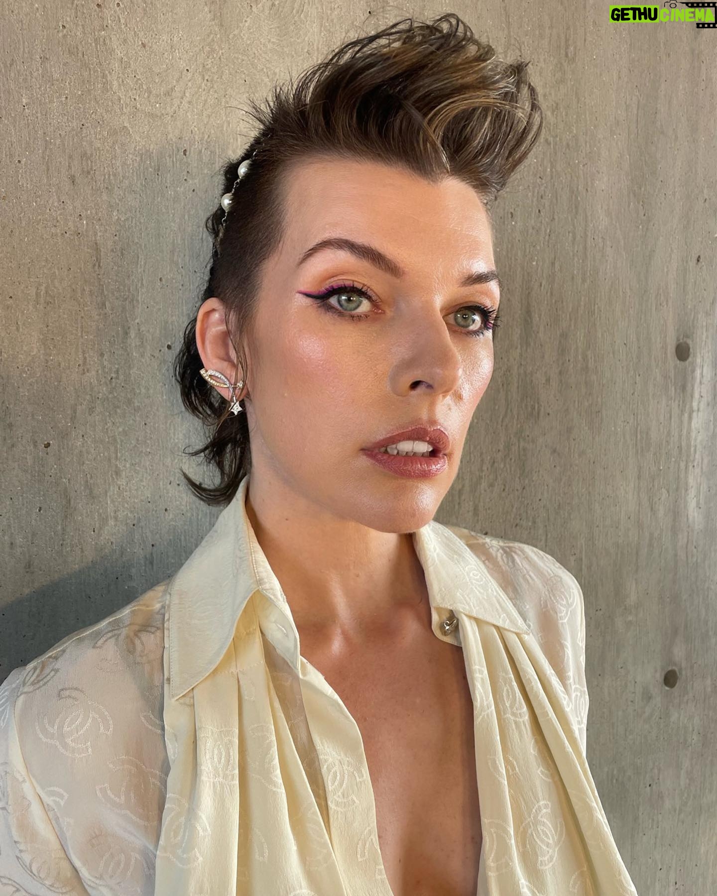 Milla Jovovich Instagram - Had so much fun going to the @chanelofficial show! Catch the whole experience in my stories and thank you to my amazing glam squad:
Make up: @hollysilius
Hair: @hairbycandicebirns
Chanel hair piece: @laetitiacrahay ❤️❤️❤️