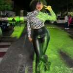 Chelsy García Instagram - Salud, y un chorrito pa’ las ánimas 😏
