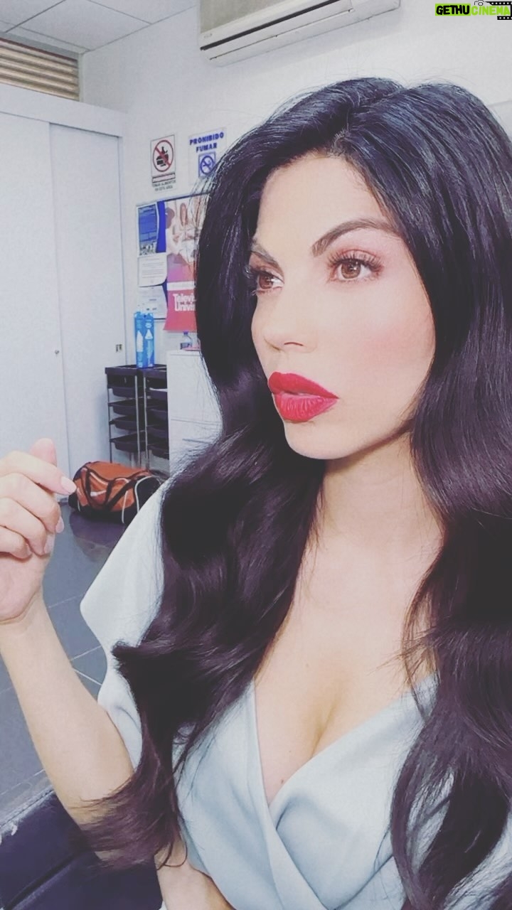 Γfrica Zavala Instagram - #makeup @delarosamakeup #hairstyles @jorgebeltranhair πππ #africazavala #model