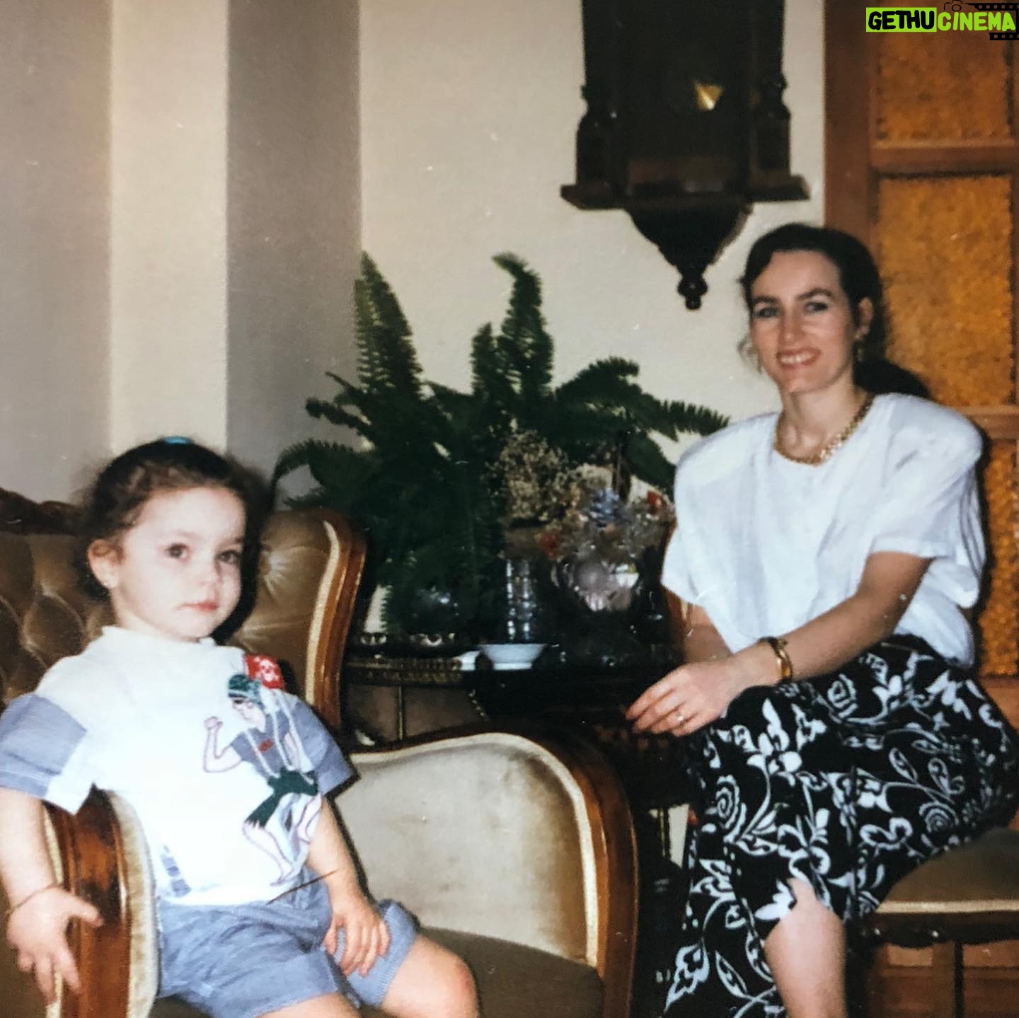 Merve Boluğur Instagram - Benim dünya güzelim bana hala beş yaşında gibi davranan annem..36 yım ben yok:)rujum nasıl?berbat mı:) didişmelerimizi sevdiğim🤪senin deyiminle;özgür kızın,, rüzgar gülün seni çok seviyor..iradeli güçlü karakterlim..umarım seneye dediğini yaparım torununla kutlarsın ve seni anlarım❤️tüm annelerin anne adaylarının gününü kutlarım!