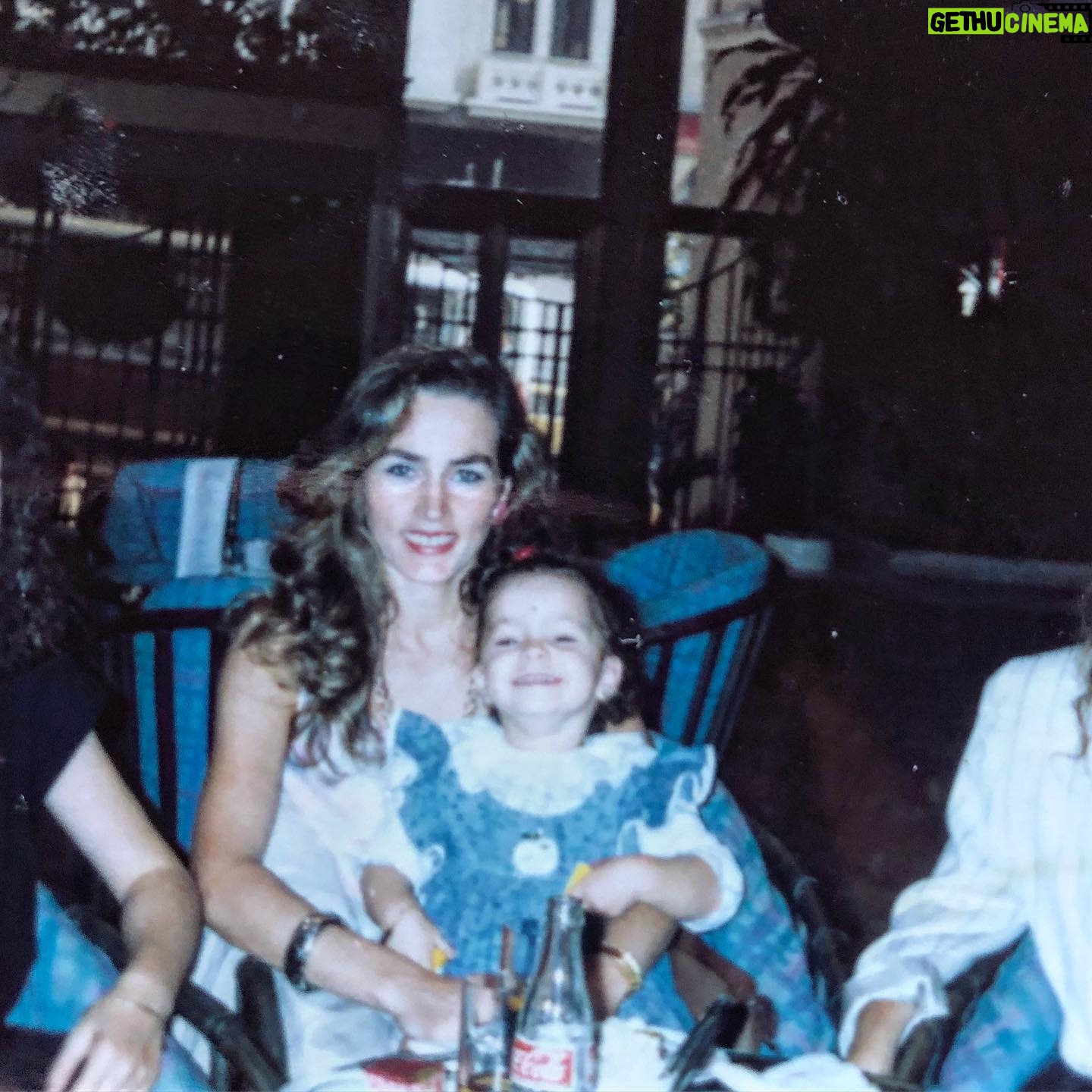 Merve Boluğur Instagram - Benim dünya güzelim bana hala beş yaşında gibi davranan annem..36 yım ben yok:)rujum nasıl?berbat mı:) didişmelerimizi sevdiğim🤪senin deyiminle;özgür kızın,, rüzgar gülün seni çok seviyor..iradeli güçlü karakterlim..umarım seneye dediğini yaparım torununla kutlarsın ve seni anlarım❤️tüm annelerin anne adaylarının gününü kutlarım!
