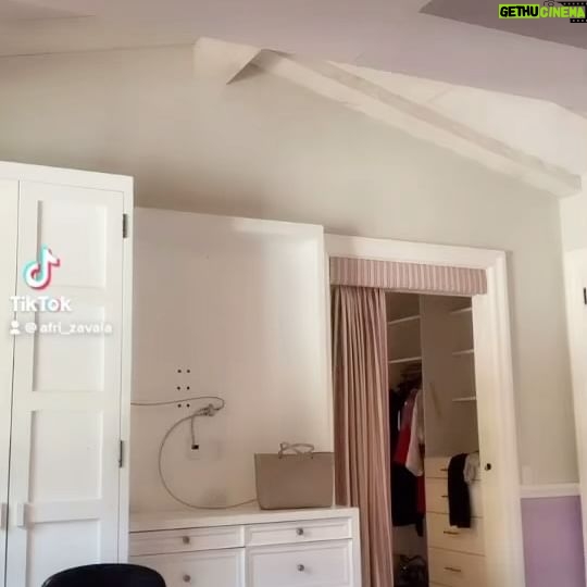 脕frica Zavala Instagram - Se meti贸 solo a WhatsApp 馃ケ馃か馃馃槀