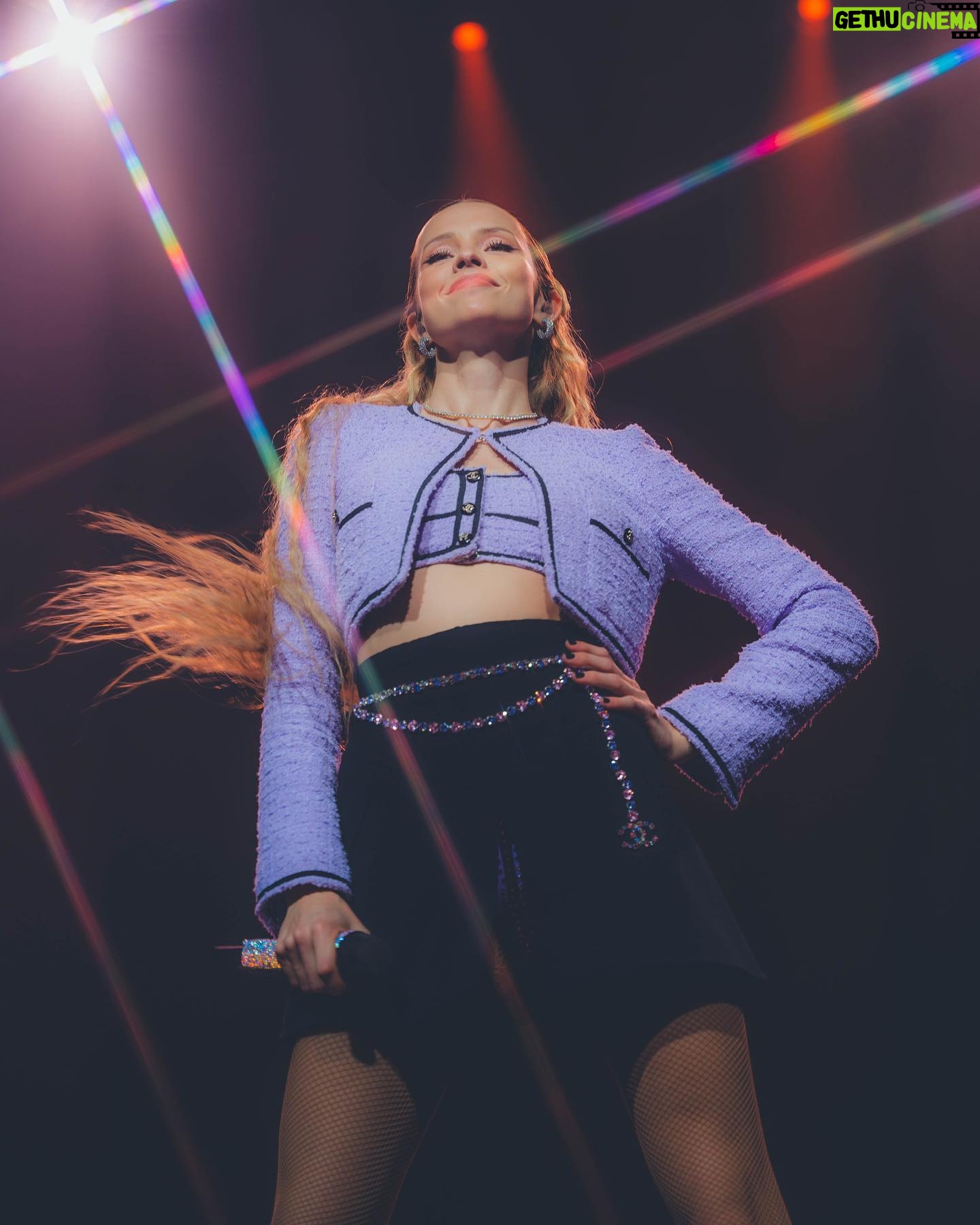 Angèle Instagram - LONDON WEMBLEY 🇬🇧 AMSTERDAM AFAS 🇳🇱 BXL CORE FESTIVAL 🇧🇪 on se voit next week ♥️