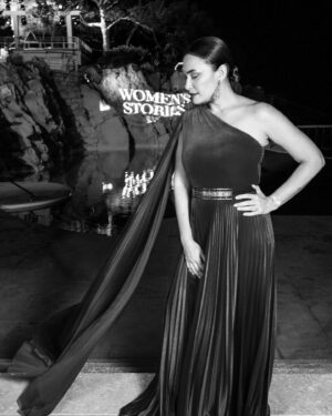 Hend Sabry Instagram - What a night ❤️💃🏻 what a success! So proud of the @redseafilm and @vanityfair #womenstories initiative .. the showcase Arab female talents I met yesterday are so inspiring .. thank you @moalturki and @marchettisimone for a night to remember ❤️
And thank you @ammarparis for the gorgeous shots as usual 😍🙏
Dressed by @honaydaofficial 
MUA @junior_cedeno @diorbeauty 
Hair @romaindurandhair @dessangeparis