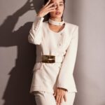 Esmeralda Pimentel Instagram - A sus 33 años, Esmeralda Pimentel tiene claro la importancia de lo que es reconocerse a una misma para que te reconozcan los demás. La actriz mexicana ha llegado a España de la mano de Movistar como protagonista de Montecristo, una serie que la ha situado en la mirada del gran público y le ha dado la oportunidad de vivir una temporada en un país, el nuestro, del que parece no tener prisa por irse. Hablamos con ella de sus inicios, su explantación de pecho, su carrera o cómo un simple corte de pelo la liberó para ser ella misma.

Descubre la entrevista entera en el link de la bio

Por: @nhermosin 
Fotografía: @fernando_roi 
Estilismo: @hrhdiegogrimaldi 
Maquillaje: @helenaliebanas