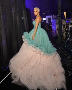 LeToya Luckett Instagram - ✨Last night✨

My daughter thinks I look like a Disney princess…and I have @stylistjbolin to thank for it✨

Title: Hostess
Event: @blackmusichonors 
Photographer: @sterlingpics 
Makeup: @makeupbygray 
Hair: @lovestodohair
Hair colorist: @thastylist18