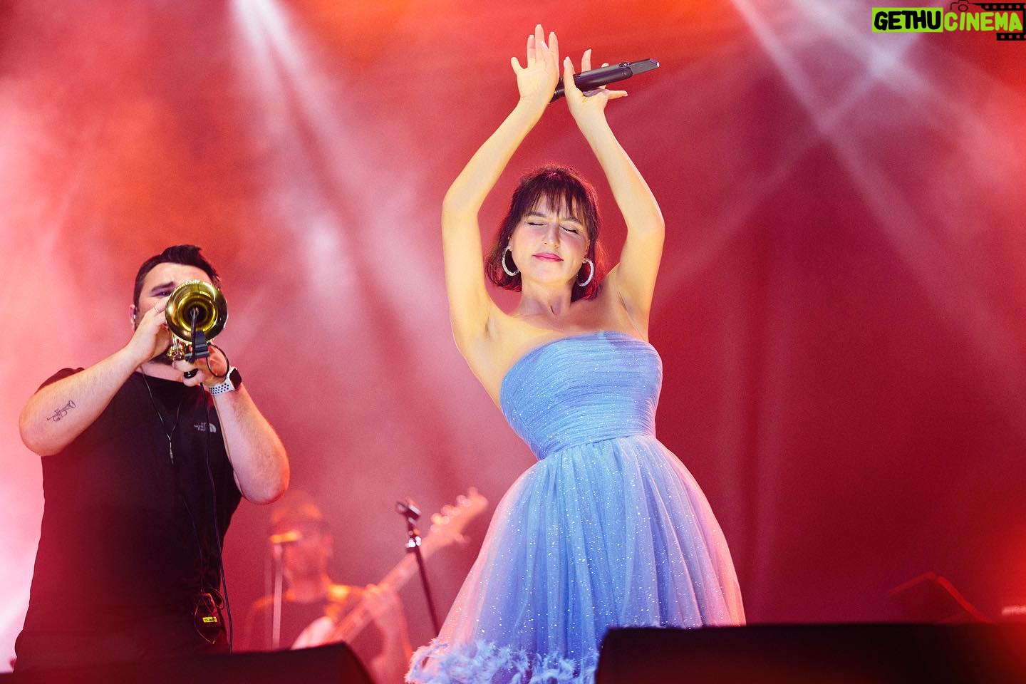 Şevval Sam Instagram - Unutulmaz konserlerden biri yine..Karadeniz Ereğlisi.🩵 buradan anlaşılmıyor ama bir düşünsenize 400.000 kişiye konser vermek nasıl inanılmaz bir duygu..🩵🩷🩵🩷🩵
Emeği geçen herkese çok teşekkürler 🎵🤩🌺⭐️💕🧿✌🏽🥰
Elbise : @tarikedizofficial
Fotoğraflar: @halilguzel
@kdzereglibeled 🧿
