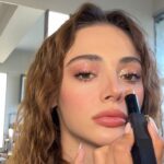 Rabia Soytürk Instagram – #wowzabyselen 
RABİA☘️ 
Ürünler @newwellmakeup 
Contour&Highlight stick
Lıquıd ıllumınator 3 in 1 candy

Video credit @ertugrultaban 
Saç @no3hairmakeupstudio / @ertaneraslanofficial