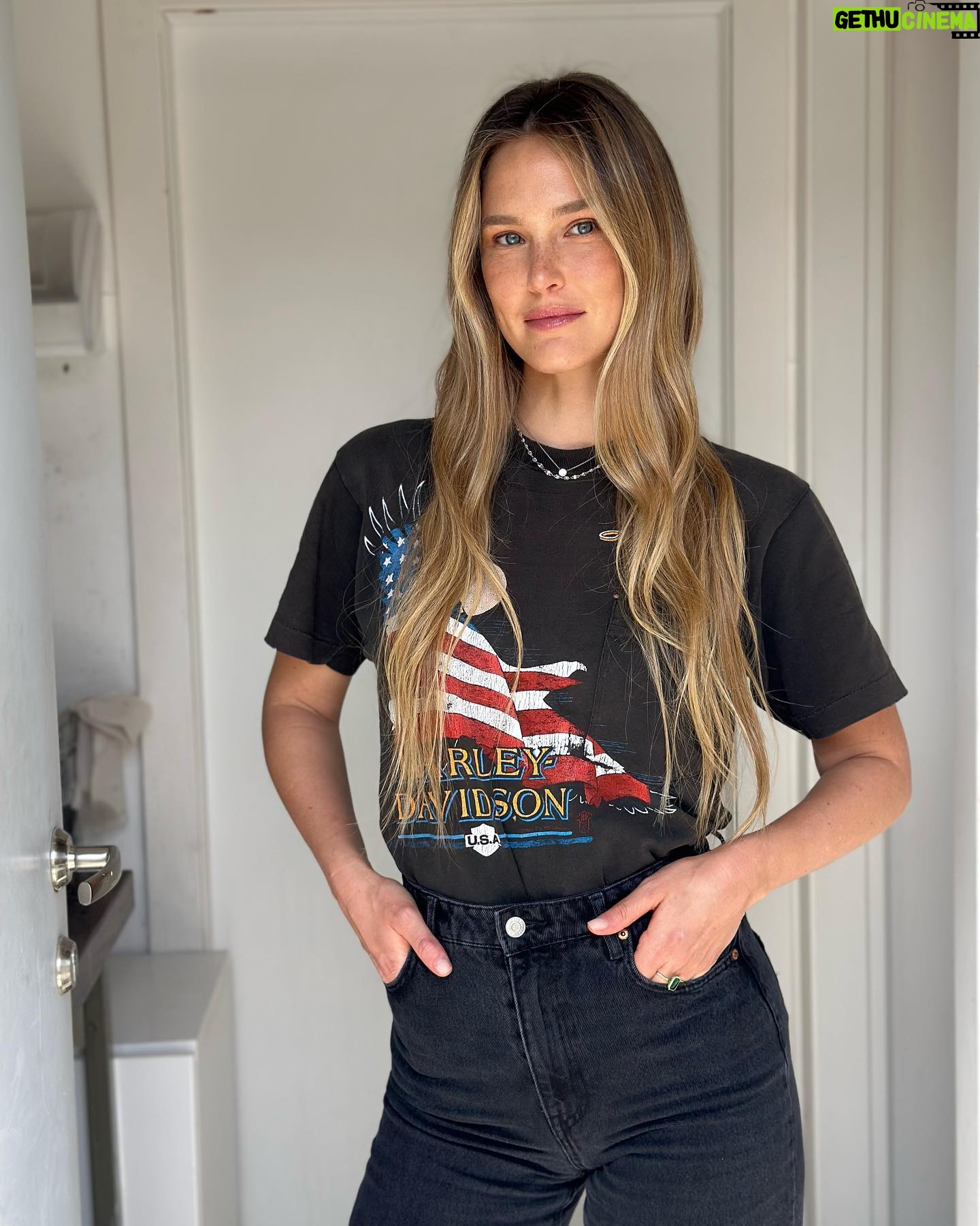 Bar Refaeli Instagram - הלוואי ואדיר ומילקי היו מתעוררים איתי כל בוקר ומסדרים אותי ככה.