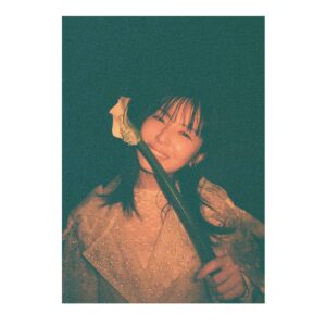 Minami Hamabe Instagram - 明日朝からは!
連続テレビ小説『らんまん』第8週が始まります🎠

真っ直ぐ天真爛漫に突き進む万太郎は観ていて清々しい気持ちになりますね🎠毎朝見入って応援してしまいます🎠

撮影も順調で、変わらず笑いが絶えない現場です🎠あっという間の5月も後半…お散歩が気持ちのいい季節がずーっと続けばいいのに…と寝転びながら思っています🎠
おうちの近くに紫陽花が咲いていたのをみつけて、自分でも気づくほどに嬉しい気持ちになっていました🎠今まで気づかなかったのですが、私は紫陽花が好きなんだなと。発見ですね🎠

写真ですが色味の変化に疑問を持たれている方も多いかと思います🎠
写ルンですではないフィルムを頂いて現場マネージャーさんに撮ってもらっていたのですが、2人とも初心者なもので…いい色味で出るはずのフィルムを心霊写真もどきに仕上げてしまいました🎠
折角なので、全ての違和感を味として捉えて行こうという前向きな解釈でよろしくお願いいたします🎠

『らんまん』第8週お楽しみに🎠