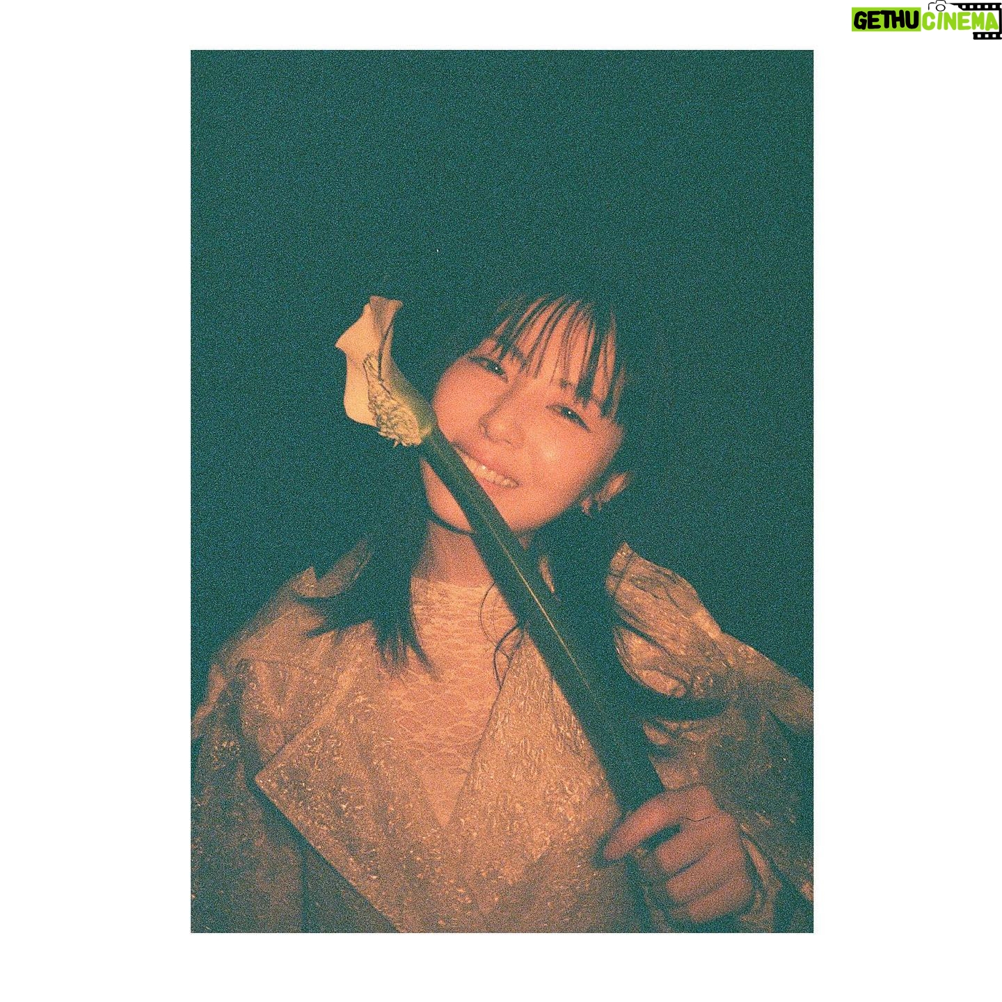 Minami Hamabe - 194.5K Likes - 明日朝からは!
連続テレビ小説『らんまん』第8週が始まります🎠
真っ直ぐ天真爛漫に突き進む万太郎は観ていて清々しい気持ちになりますね🎠毎朝見入って応援してしまいます🎠
撮影も順調で、変わらず笑いが絶えない現場です🎠あっという間の5月も後半…お散歩が気持ちのいい季節がずーっと続けばいいのに…と寝転びながら思っています🎠
おうちの近くに紫陽花が咲いていたのをみつけて、自分でも気づくほどに嬉しい気持ちになっていました🎠今まで気づかなかったのですが、私は紫陽花が好きなんだなと。発見ですね🎠
写真ですが色味の変化に疑問を持たれている方も多いかと思います🎠
写ルンですではないフィルムを頂いて現場マネージャーさんに撮ってもらっていたのですが、2人とも初心者なもので…いい色味で出るはずのフィルムを心霊写真もどきに仕上げてしまいました🎠
折角なので、全ての違和感を味として捉えて行こうという前向きな解釈でよろしくお願いいたします🎠
『らんまん』第8週お楽しみに🎠