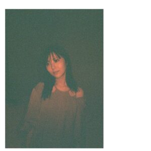 Minami Hamabe Instagram - 明日朝からは!
連続テレビ小説『らんまん』第8週が始まります🎠

真っ直ぐ天真爛漫に突き進む万太郎は観ていて清々しい気持ちになりますね🎠毎朝見入って応援してしまいます🎠

撮影も順調で、変わらず笑いが絶えない現場です🎠あっという間の5月も後半…お散歩が気持ちのいい季節がずーっと続けばいいのに…と寝転びながら思っています🎠
おうちの近くに紫陽花が咲いていたのをみつけて、自分でも気づくほどに嬉しい気持ちになっていました🎠今まで気づかなかったのですが、私は紫陽花が好きなんだなと。発見ですね🎠

写真ですが色味の変化に疑問を持たれている方も多いかと思います🎠
写ルンですではないフィルムを頂いて現場マネージャーさんに撮ってもらっていたのですが、2人とも初心者なもので…いい色味で出るはずのフィルムを心霊写真もどきに仕上げてしまいました🎠
折角なので、全ての違和感を味として捉えて行こうという前向きな解釈でよろしくお願いいたします🎠

『らんまん』第8週お楽しみに🎠