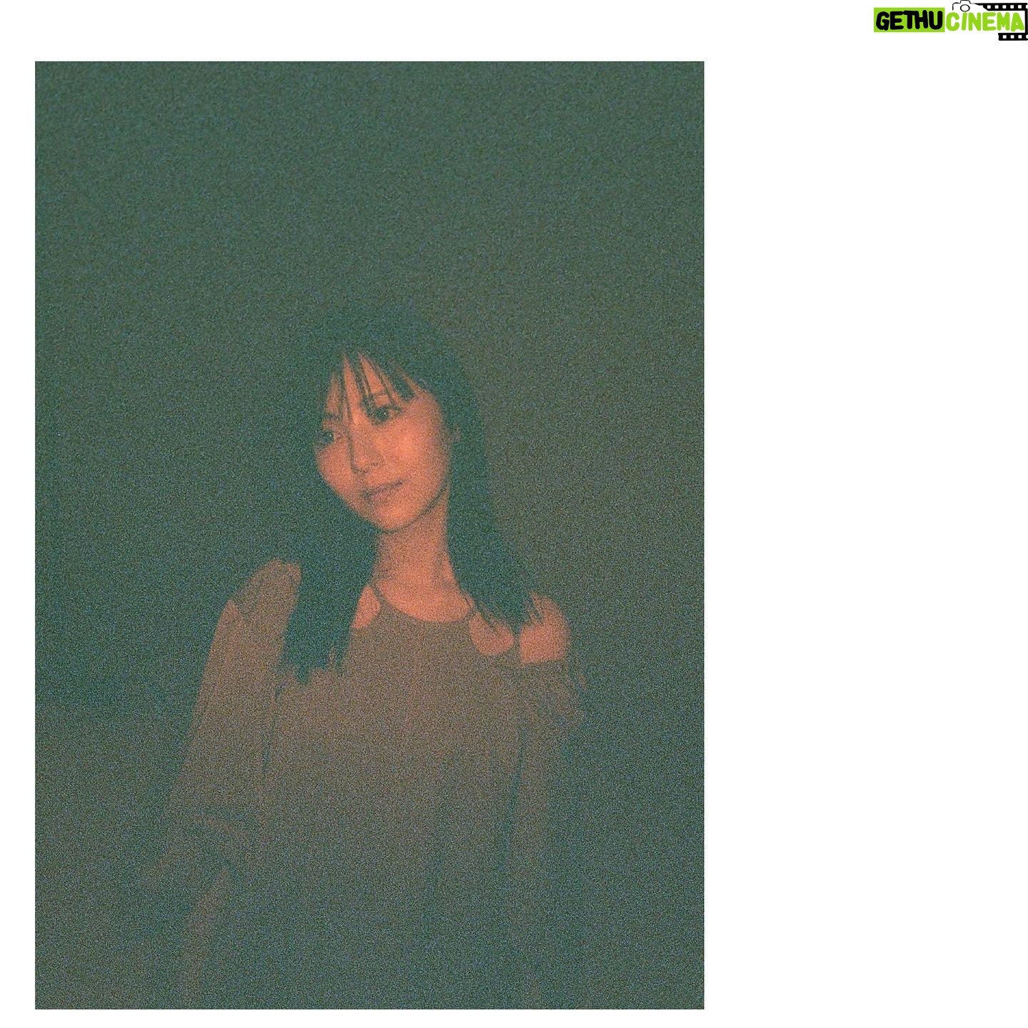 Minami Hamabe - 194.5K Likes - 明日朝からは!
連続テレビ小説『らんまん』第8週が始まります🎠
真っ直ぐ天真爛漫に突き進む万太郎は観ていて清々しい気持ちになりますね🎠毎朝見入って応援してしまいます🎠
撮影も順調で、変わらず笑いが絶えない現場です🎠あっという間の5月も後半…お散歩が気持ちのいい季節がずーっと続けばいいのに…と寝転びながら思っています🎠
おうちの近くに紫陽花が咲いていたのをみつけて、自分でも気づくほどに嬉しい気持ちになっていました🎠今まで気づかなかったのですが、私は紫陽花が好きなんだなと。発見ですね🎠
写真ですが色味の変化に疑問を持たれている方も多いかと思います🎠
写ルンですではないフィルムを頂いて現場マネージャーさんに撮ってもらっていたのですが、2人とも初心者なもので…いい色味で出るはずのフィルムを心霊写真もどきに仕上げてしまいました🎠
折角なので、全ての違和感を味として捉えて行こうという前向きな解釈でよろしくお願いいたします🎠
『らんまん』第8週お楽しみに🎠