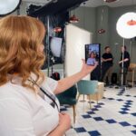 Marina Fedunkiv Instagram – В этом месяце как-то много у меня съёмок. А когда-то я и представить себе не могла не то, что такую занятость, а что вообще буду актрисой. И даже когда поступила, продолжала в себя не верить. Помню, это начало меняться, когда мой преподаватель, уважаемый в театральных кругах человек, назвал меня «многофункциональной» – мол, могу не просто сыграть разные роли, но и параллельно что-то от себя добавить, то есть как сценарист выступить, и по режиссерской части что-то привнести. 
И тогда же, наверное, я начала с особым вниманием и почтением относиться ко всему «многофункциональному». Как раз на нынешних съёмках меня максимально выручает TECNO PHANTON V FOLD, который прекрасно попадает под эту характеристику. Да что там, его смартфоном даже не назвать. Этой какой-то генийфон. С удобного и широкого экрана просто и удобно читать сценарии и смотреть видео, а какие в телефоне камеры! Так меня ни один фотограф красиво не снимал, как умеет Phantom V Fold. Главная фишка в том, что когда снимаешь себя на основную камеру, видишь себя на дисплее! Мега удобно. Телефон и заряд держит долго, поэтому в течение напряжённого дня не подводит 
Тем, у кого много активностей, и кому гаджеты, как и мне, необходимы для решения множества задач – новинка от TECNO точно будет очень кстати.

#нетпределаTECNO