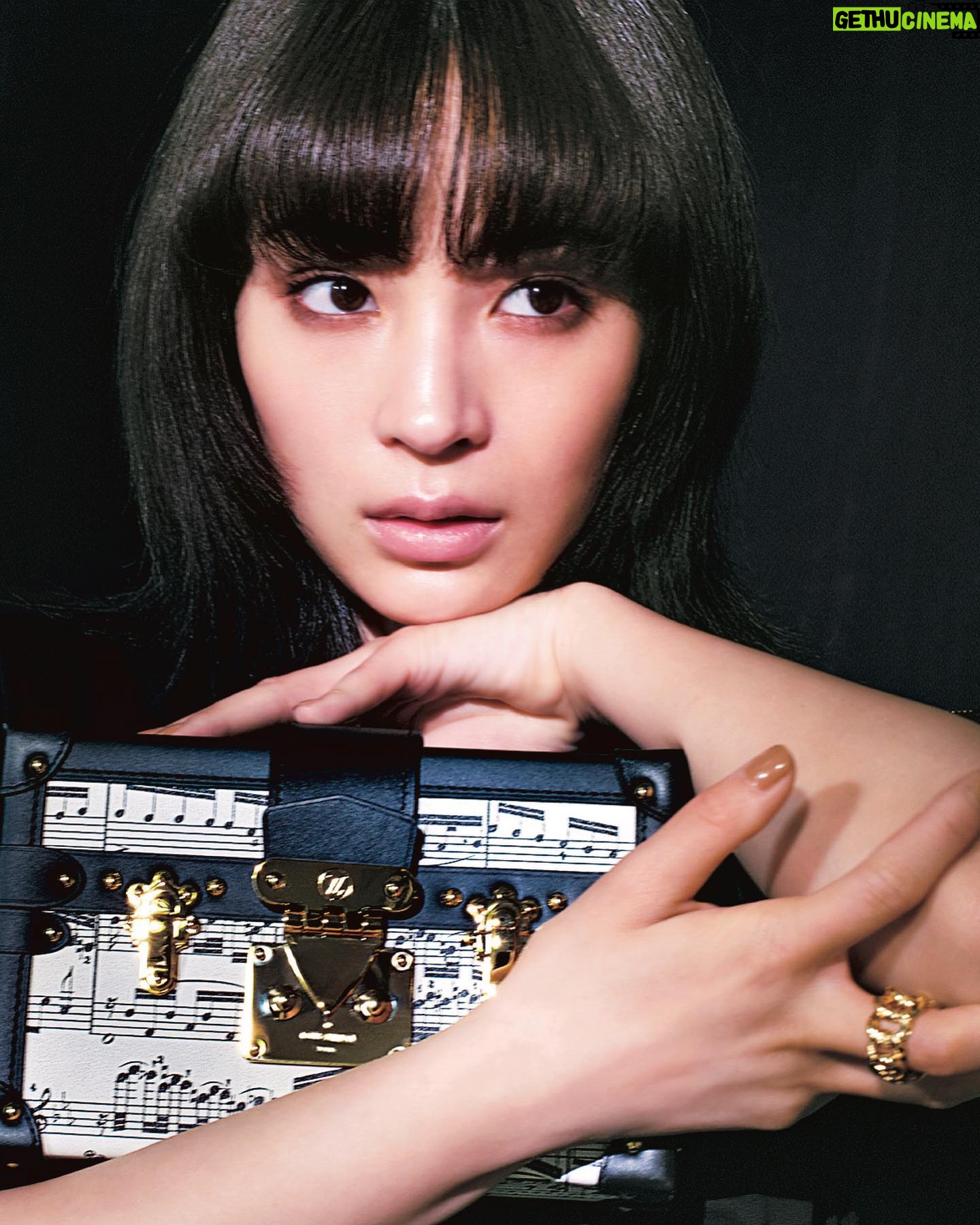 Suzu Hirose Instagram - ⚪️⚫️⚪️⚫️
@classy_mag_insta
#classymagazine
@louisvuitton
#louisvuitton