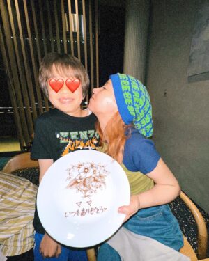 Riisa Naka Instagram - 父の日が来る前に
母の日ポストしとかなきゃ😂🌹❣️時差😂😂😂

最近みんなの前では恥ずかしがって塩対応されるし、可愛すぎてカメラに収めたくてカメラ向けても笑ってくれないんだけど、二人になるとずっと恋人繋ぎしてくれて🤝❤️バックハグもしてくれて👩‍👦❤️荷物も持ってくれるかっこいいトカゲくん👶🏻✨

トカゲくんの母になれて宇宙一しあわせっ🪐💫❤️らぶだょ❤️

#母の日
#mothersday