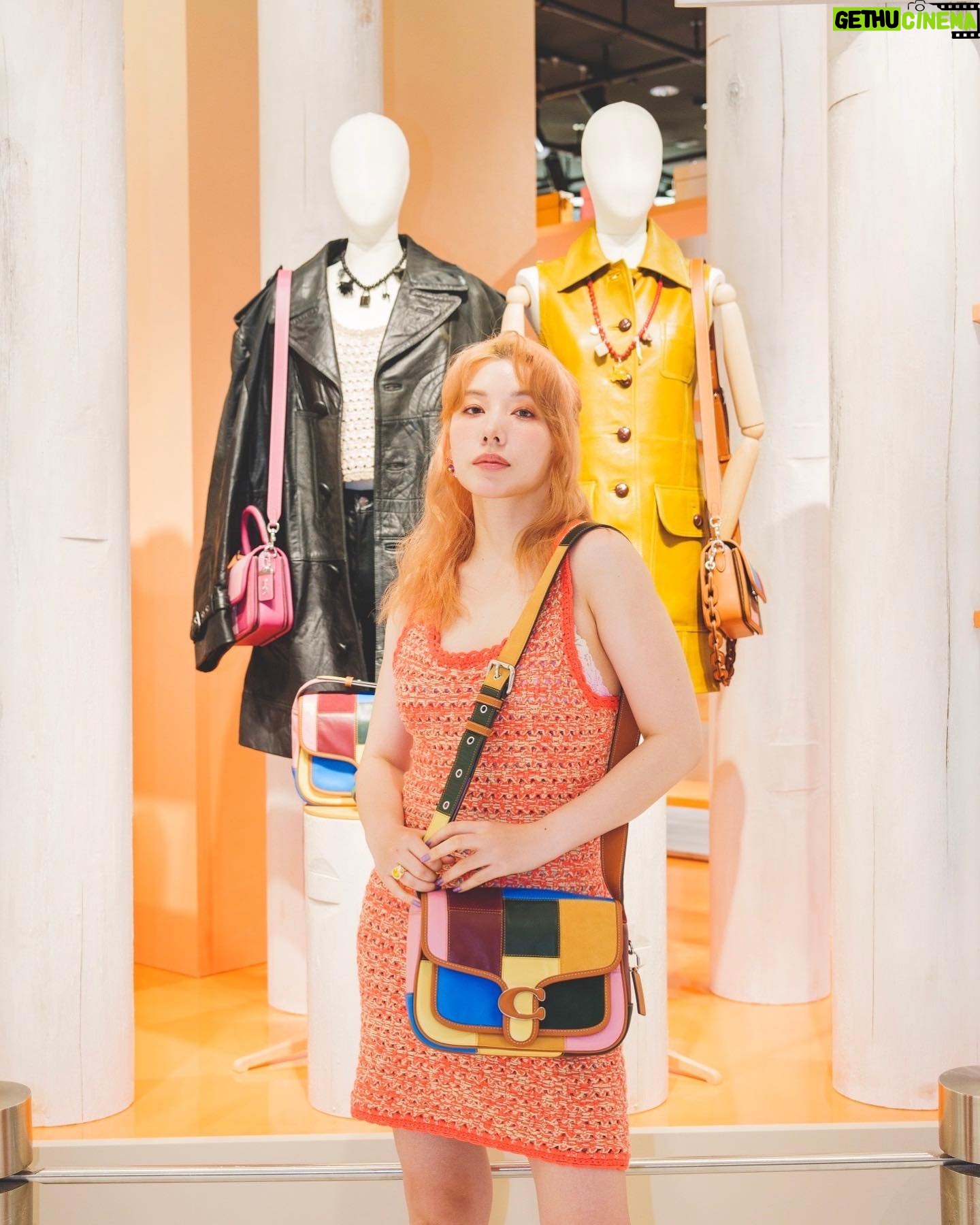 Riisa Naka Instagram - コーチ ポップアップ ストア ❤️
"On The Pier "が伊勢丹新宿店 本館1階 ザ・ステージにて開催中だから遊びにいってきたよ🫡✨❤️
三越伊勢丹限定商品もあって楽しすぎだったしカラフルな砂が入ってるばえばえな瓶に私のサインチェキ入れたから見つけてきてね😁🌺😘😘😘😘❣️❣️❣️
#coachjapan
#伊勢丹新宿店
@coach_japan
@isetan_shinjuku