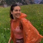 Sheryl Rubio Instagram - 48 horas en Suiza 🫶🏻 en mi post anterior les deje los lugares que visité - la mayoría de estos videos fueron filmados en el río más lindo que tiene Berna y lo que ven del lago y las montañas se llama Oeschinensee, queda en Kandersteg. Nos quedamos una noche ahí e hicimos el hike hasta el lago, luego ahí mismo almorzamos y bajamos por el teleférico. Tienen uno de estos toboganes hermosos entre la naturaleza que no hicimos porque lo vimos ya cuando íbamos bajando, pero si llegan a ir por favor vayan al tobogán por mi y me envían videos! 🥹✨
