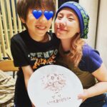 Riisa Naka Instagram - 父の日が来る前に
母の日ポストしとかなきゃ😂🌹❣️時差😂😂😂

最近みんなの前では恥ずかしがって塩対応されるし、可愛すぎてカメラに収めたくてカメラ向けても笑ってくれないんだけど、二人になるとずっと恋人繋ぎしてくれて🤝❤️バックハグもしてくれて👩‍👦❤️荷物も持ってくれるかっこいいトカゲくん👶🏻✨

トカゲくんの母になれて宇宙一しあわせっ🪐💫❤️らぶだょ❤️

#母の日
#mothersday
