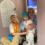 Valeriya Instagram - Потрясающий детский праздник устроила Регина Тодоренко @reginatodorenko в честь выхода своей замечательной книжки "Регина-путешественница спасает Австралию" в День защиты детей, с чем я всех от души поздравляю. Первые экземпляры попали к нам недели за три до официальной презентации, поэтому уже успели ее прочитать. Нашей Селинке всего 2 года и 5 месяцев, а прослушала её целиком и с интересом. Так что очень советую. Захватывающий сюжет, прекрасный слог и крутейшие иллюстрации, что для детской книги ОЧЕНЬ важно. А мы, как всегда, попадая в игровые комнаты, с удовольствием впадаем в детство. На свой телефон не сделала ни одного кадра — некогда было. 🤣 @lianashulginaa @prigozhin_iosif @arseniy_shulgin ♥️🎈🥳