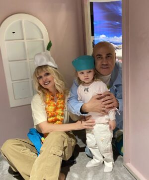 Valeriya Instagram - Потрясающий детский праздник устроила Регина Тодоренко @reginatodorenko в честь выхода своей замечательной книжки "Регина-путешественница спасает Австралию" в День защиты детей, с чем я всех от души поздравляю. Первые экземпляры попали к нам недели за три до официальной презентации, поэтому уже успели ее прочитать. Нашей Селинке всего 2 года и 5 месяцев, а прослушала её целиком и с интересом. Так что очень советую. Захватывающий сюжет, прекрасный слог и крутейшие иллюстрации, что для детской книги ОЧЕНЬ важно. А мы, как всегда, попадая в игровые комнаты, с удовольствием впадаем в детство. На свой телефон не сделала ни одного кадра — некогда было. 🤣 @lianashulginaa @prigozhin_iosif @arseniy_shulgin ♥️🎈🥳