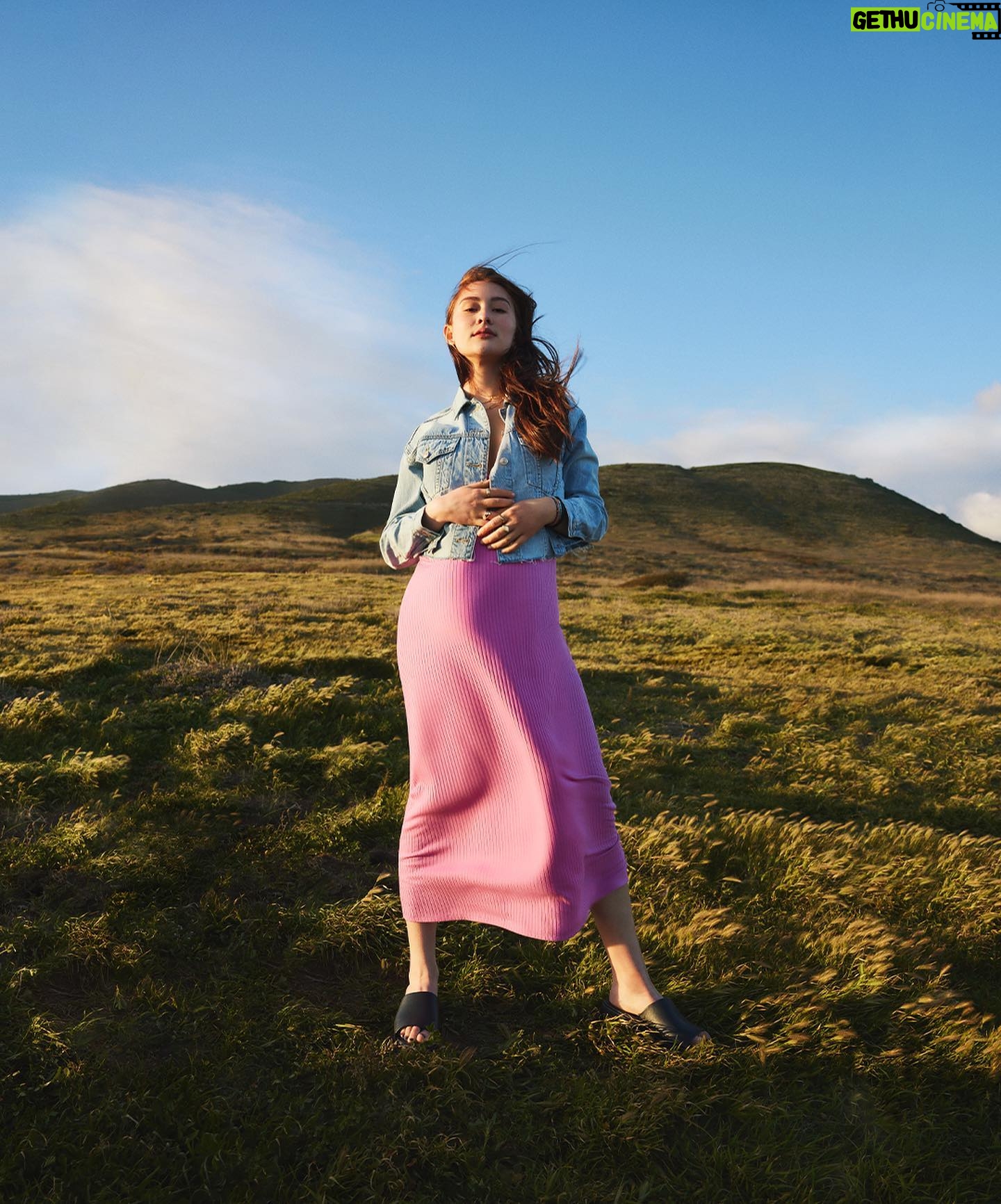 Lola Tung Instagram - dancing in a field with @americaneagle !
#aepartner #aejeans
hair: @danawillcutyou
makeup: @misha212